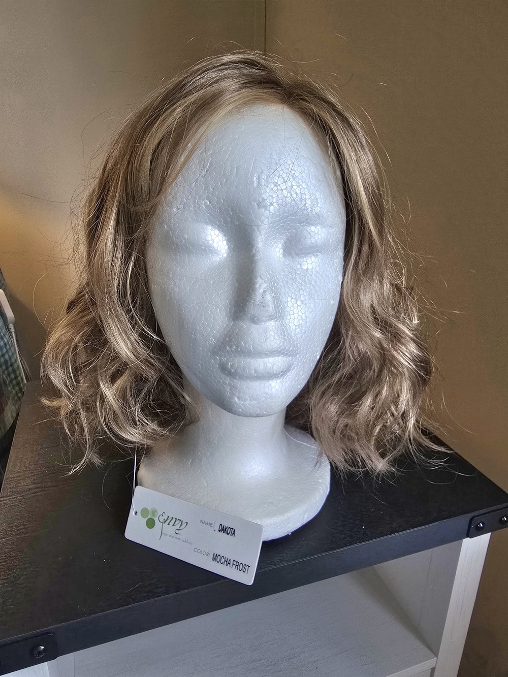 envy Short Wavy Wig in Mocha Frost